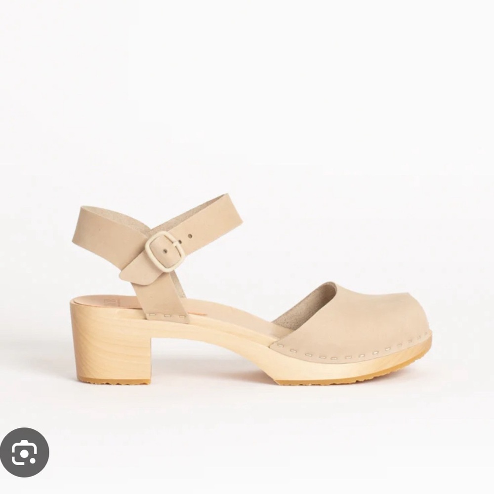 Bryr low heel clogs
